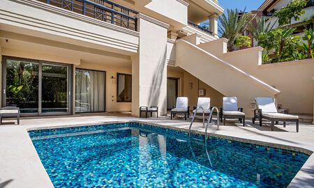 Excepcional apartamento dúplex de lujo en venta, en una urbanización de cinco estrellas, en primera línea de playa en Puerto Banús, Marbella 40079