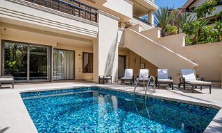 Excepcional apartamento dúplex de lujo en venta, en una urbanización de cinco estrellas, en primera línea de playa en Puerto Banús, Marbella 40079 