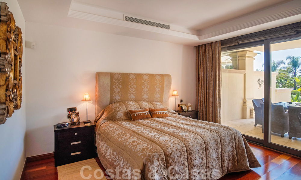 Excepcional apartamento dúplex de lujo en venta, en una urbanización de cinco estrellas, en primera línea de playa en Puerto Banús, Marbella 40081