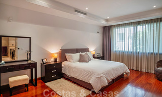 Excepcional apartamento dúplex de lujo en venta, en una urbanización de cinco estrellas, en primera línea de playa en Puerto Banús, Marbella 40082 