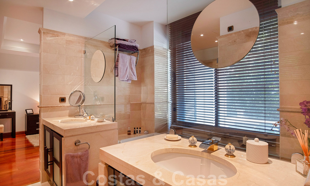 Excepcional apartamento dúplex de lujo en venta, en una urbanización de cinco estrellas, en primera línea de playa en Puerto Banús, Marbella 40083