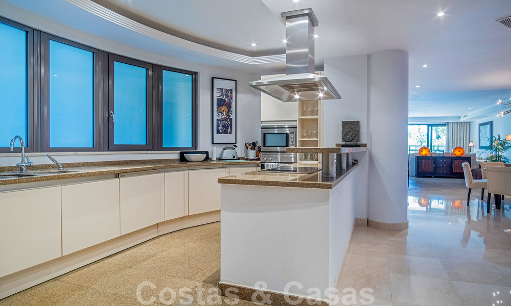 Excepcional apartamento dúplex de lujo en venta, en una urbanización de cinco estrellas, en primera línea de playa en Puerto Banús, Marbella 40084