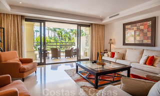 Excepcional apartamento dúplex de lujo en venta, en una urbanización de cinco estrellas, en primera línea de playa en Puerto Banús, Marbella 40086 