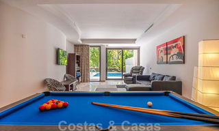 Excepcional apartamento dúplex de lujo en venta, en una urbanización de cinco estrellas, en primera línea de playa en Puerto Banús, Marbella 40087 