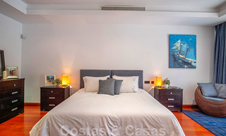 Excepcional apartamento dúplex de lujo en venta, en una urbanización de cinco estrellas, en primera línea de playa en Puerto Banús, Marbella 40088 