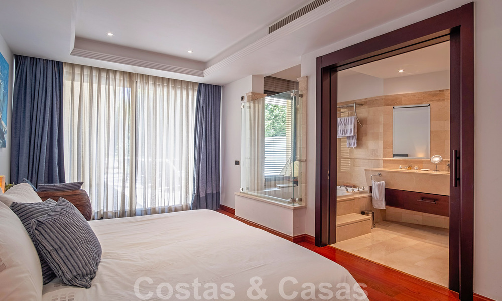 Excepcional apartamento dúplex de lujo en venta, en una urbanización de cinco estrellas, en primera línea de playa en Puerto Banús, Marbella 40089