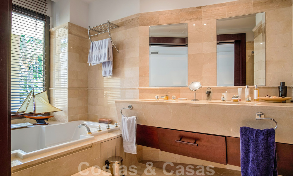 Excepcional apartamento dúplex de lujo en venta, en una urbanización de cinco estrellas, en primera línea de playa en Puerto Banús, Marbella 40090