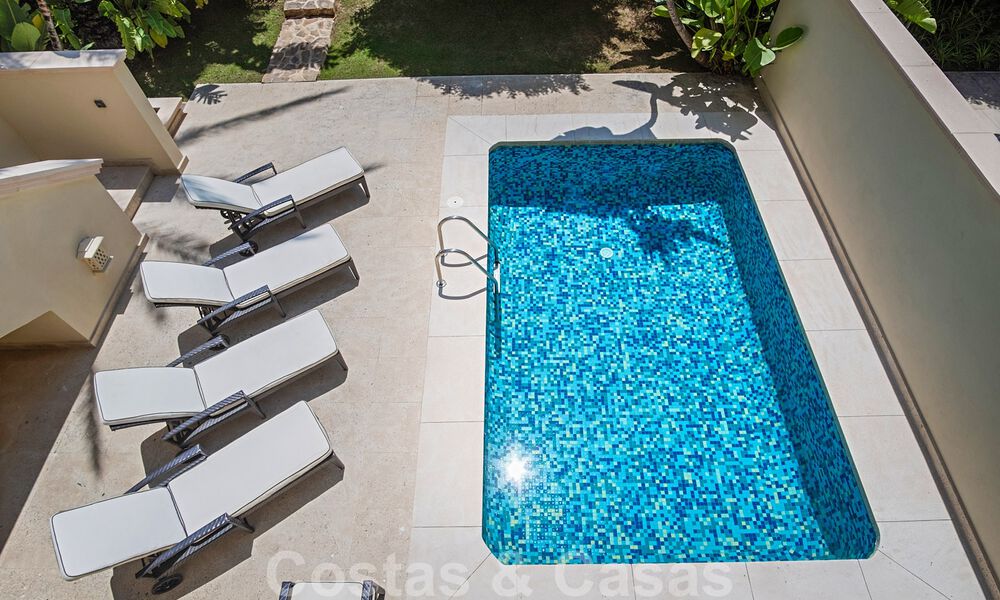 Excepcional apartamento dúplex de lujo en venta, en una urbanización de cinco estrellas, en primera línea de playa en Puerto Banús, Marbella 40091