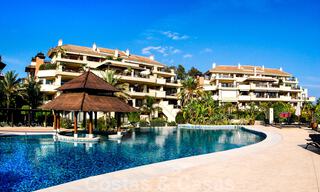 Excepcional apartamento dúplex de lujo en venta, en una urbanización de cinco estrellas, en primera línea de playa en Puerto Banús, Marbella 40095 
