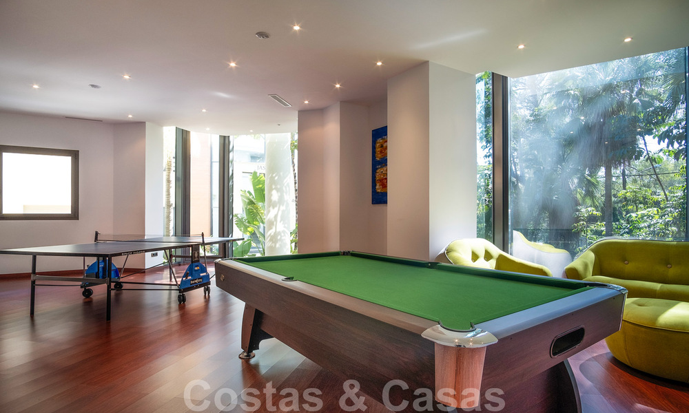 Excepcional apartamento dúplex de lujo en venta, en una urbanización de cinco estrellas, en primera línea de playa en Puerto Banús, Marbella 40098