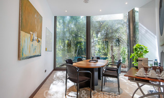 Excepcional apartamento dúplex de lujo en venta, en una urbanización de cinco estrellas, en primera línea de playa en Puerto Banús, Marbella 40100 