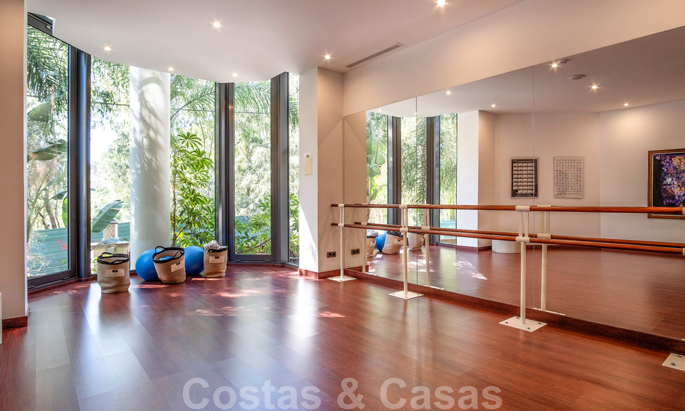Excepcional apartamento dúplex de lujo en venta, en una urbanización de cinco estrellas, en primera línea de playa en Puerto Banús, Marbella 40101