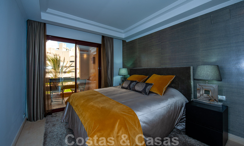 Amplio y lujoso apartamento en venta con vistas al mar, en un complejo en primera línea de playa en la Nueva Milla de Oro entre Marbella y Estepona 39990