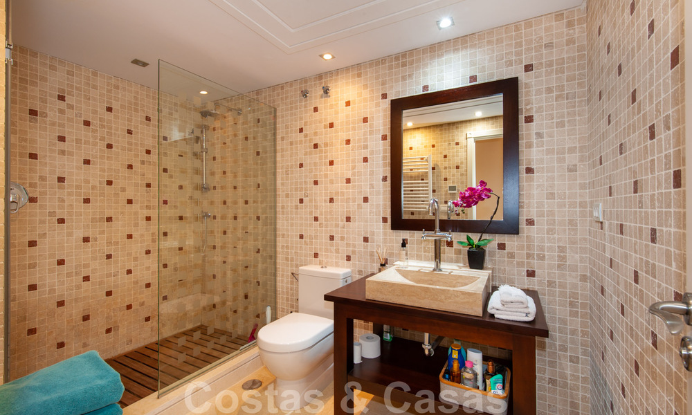 Amplio y lujoso apartamento en venta con vistas al mar, en un complejo en primera línea de playa en la Nueva Milla de Oro entre Marbella y Estepona 39991