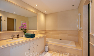 Amplio y lujoso apartamento en venta con vistas al mar, en un complejo en primera línea de playa en la Nueva Milla de Oro entre Marbella y Estepona 39992 