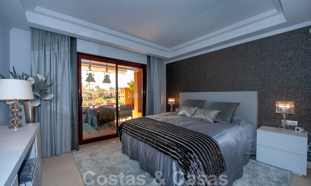 Amplio y lujoso apartamento en venta con vistas al mar, en un complejo en primera línea de playa en la Nueva Milla de Oro entre Marbella y Estepona 39994