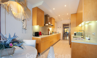 Amplio y lujoso apartamento en venta con vistas al mar, en un complejo en primera línea de playa en la Nueva Milla de Oro entre Marbella y Estepona 39998 