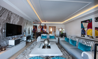 Amplio y lujoso apartamento en venta con vistas al mar, en un complejo en primera línea de playa en la Nueva Milla de Oro entre Marbella y Estepona 39999 