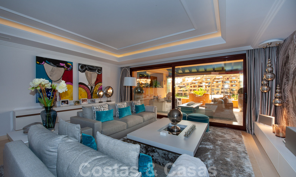 Amplio y lujoso apartamento en venta con vistas al mar, en un complejo en primera línea de playa en la Nueva Milla de Oro entre Marbella y Estepona 40000