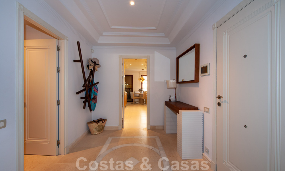 Amplio y lujoso apartamento en venta con vistas al mar, en un complejo en primera línea de playa en la Nueva Milla de Oro entre Marbella y Estepona 40003