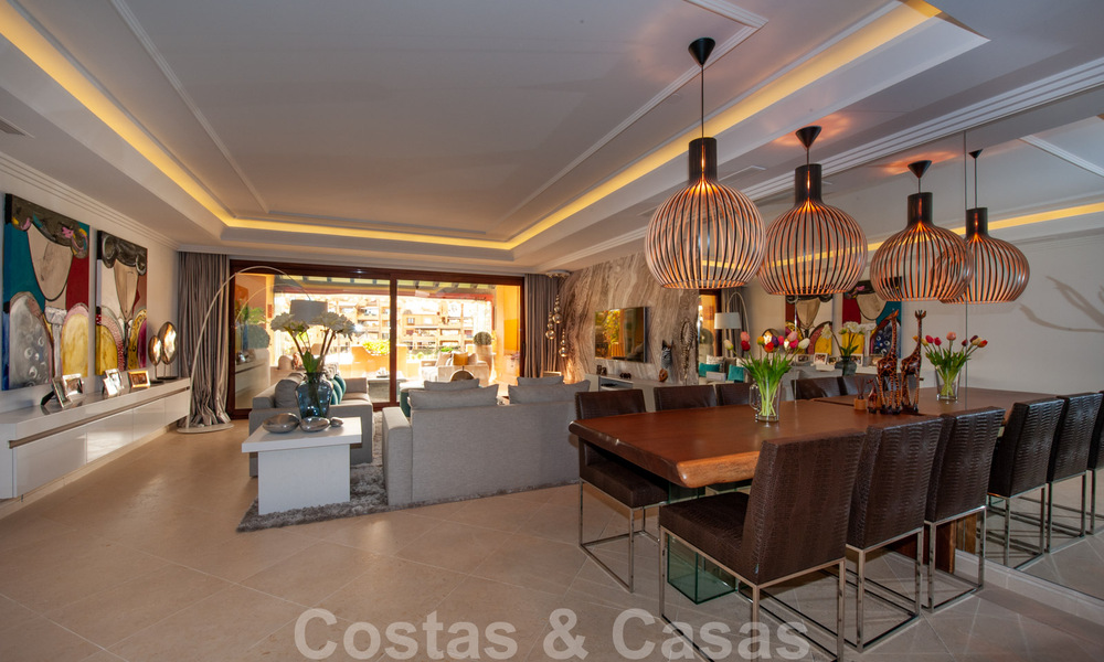 Amplio y lujoso apartamento en venta con vistas al mar, en un complejo en primera línea de playa en la Nueva Milla de Oro entre Marbella y Estepona 40004