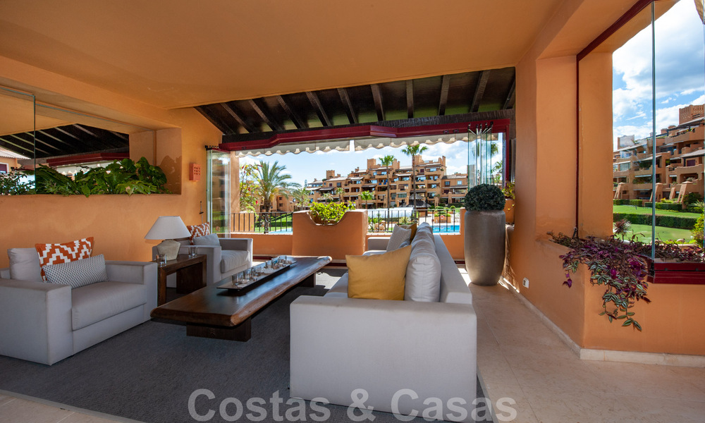 Amplio y lujoso apartamento en venta con vistas al mar, en un complejo en primera línea de playa en la Nueva Milla de Oro entre Marbella y Estepona 40005