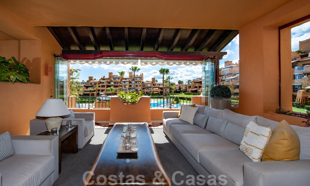 Amplio y lujoso apartamento en venta con vistas al mar, en un complejo en primera línea de playa en la Nueva Milla de Oro entre Marbella y Estepona 40006
