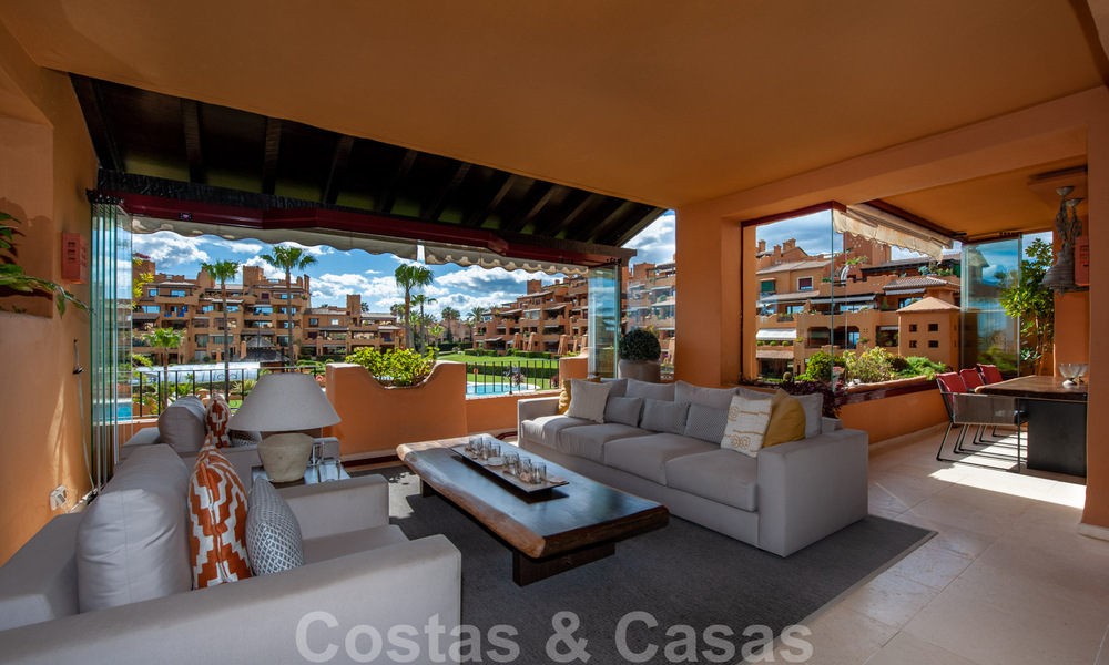 Amplio y lujoso apartamento en venta con vistas al mar, en un complejo en primera línea de playa en la Nueva Milla de Oro entre Marbella y Estepona 40007