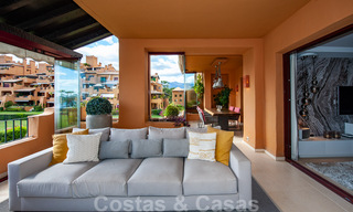 Amplio y lujoso apartamento en venta con vistas al mar, en un complejo en primera línea de playa en la Nueva Milla de Oro entre Marbella y Estepona 40008 