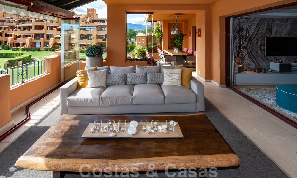 Amplio y lujoso apartamento en venta con vistas al mar, en un complejo en primera línea de playa en la Nueva Milla de Oro entre Marbella y Estepona 40009