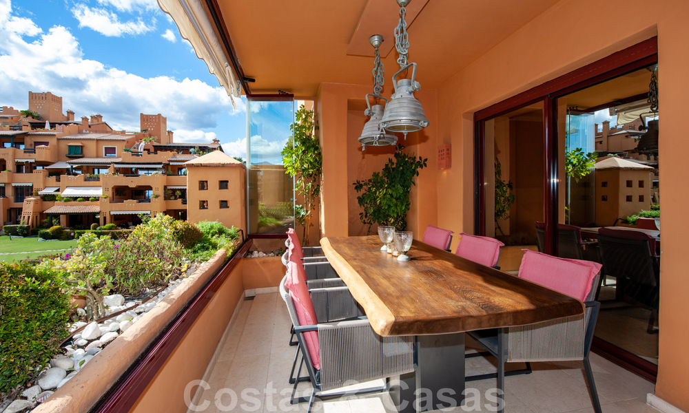 Amplio y lujoso apartamento en venta con vistas al mar, en un complejo en primera línea de playa en la Nueva Milla de Oro entre Marbella y Estepona 40011