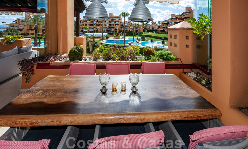 Amplio y lujoso apartamento en venta con vistas al mar, en un complejo en primera línea de playa en la Nueva Milla de Oro entre Marbella y Estepona 40012