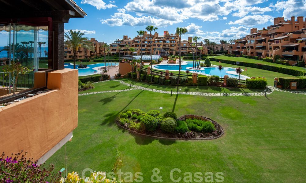 Amplio y lujoso apartamento en venta con vistas al mar, en un complejo en primera línea de playa en la Nueva Milla de Oro entre Marbella y Estepona 40013