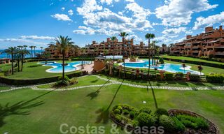 Amplio y lujoso apartamento en venta con vistas al mar, en un complejo en primera línea de playa en la Nueva Milla de Oro entre Marbella y Estepona 40014 