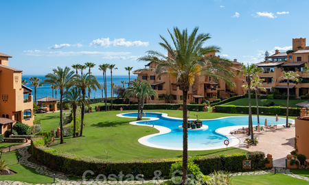 Amplio y lujoso apartamento en venta con vistas al mar, en un complejo en primera línea de playa en la Nueva Milla de Oro entre Marbella y Estepona 40015