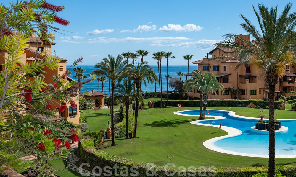 Amplio y lujoso apartamento en venta con vistas al mar, en un complejo en primera línea de playa en la Nueva Milla de Oro entre Marbella y Estepona 40016