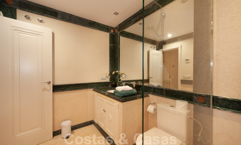 Amplio y lujoso apartamento en venta con vistas al mar, en un complejo en primera línea de playa en la Nueva Milla de Oro entre Marbella y Estepona 40019