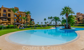 Amplio y lujoso apartamento en venta con vistas al mar, en un complejo en primera línea de playa en la Nueva Milla de Oro entre Marbella y Estepona 40022 