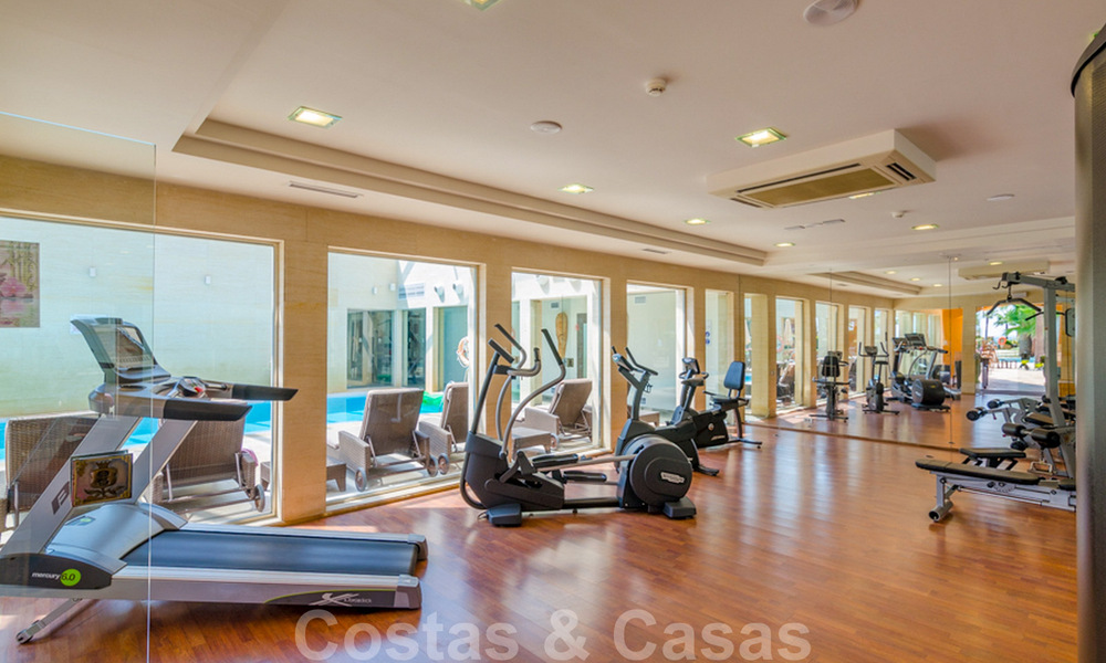 Amplio y lujoso apartamento en venta con vistas al mar, en un complejo en primera línea de playa en la Nueva Milla de Oro entre Marbella y Estepona 40027