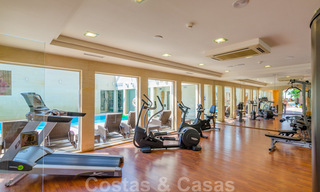 Amplio y lujoso apartamento en venta con vistas al mar, en un complejo en primera línea de playa en la Nueva Milla de Oro entre Marbella y Estepona 40027 