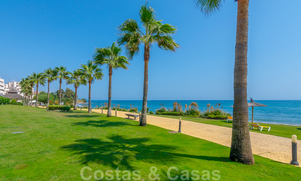 Amplio y lujoso apartamento en venta con vistas al mar, en un complejo en primera línea de playa en la Nueva Milla de Oro entre Marbella y Estepona 40030