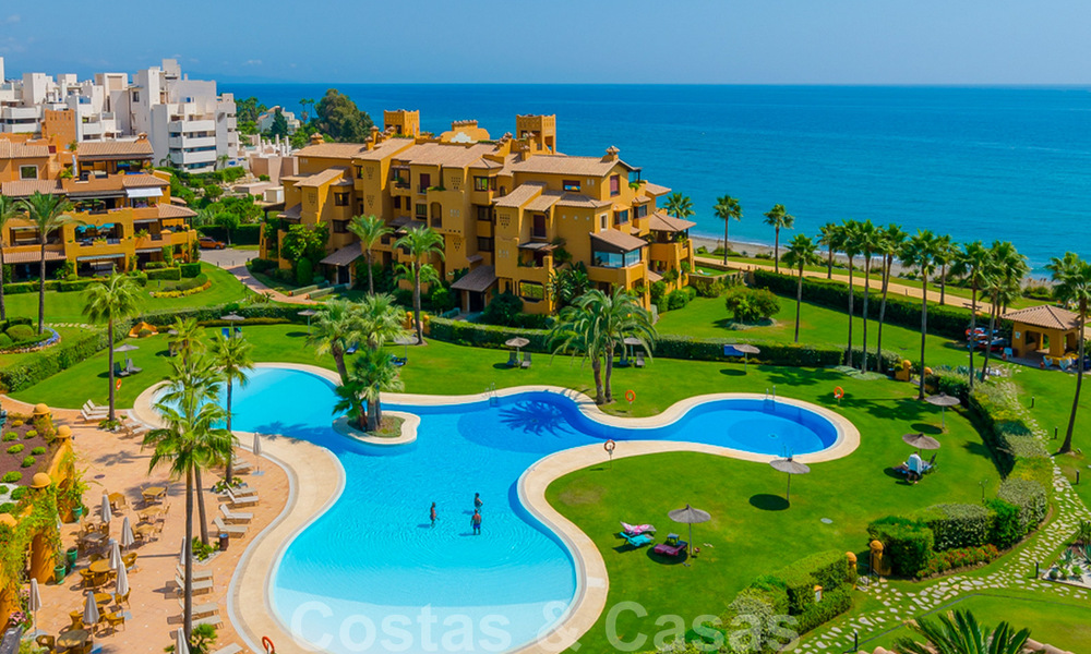 Los Granados del Mar: Exclusivos apartamentos y áticos en primera línea de playa, en venta, en la Nueva Milla de Oro entre Marbella y Estepona 40035