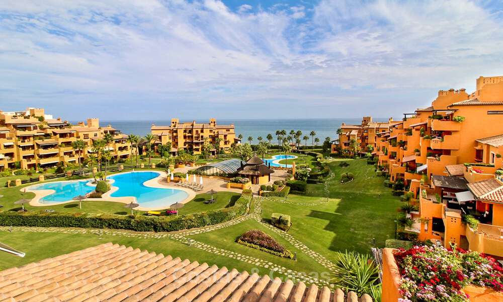 Los Granados del Mar: Exclusivos apartamentos y áticos en primera línea de playa, en venta, en la Nueva Milla de Oro entre Marbella y Estepona 40056