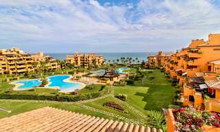 Los Granados del Mar: Exclusivos apartamentos y áticos en primera línea de playa, en venta, en la Nueva Milla de Oro entre Marbella y Estepona 40056 
