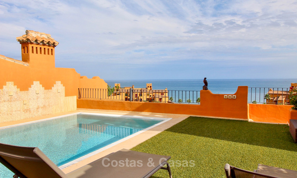 Los Granados del Mar: Exclusivos apartamentos y áticos en primera línea de playa, en venta, en la Nueva Milla de Oro entre Marbella y Estepona 40060