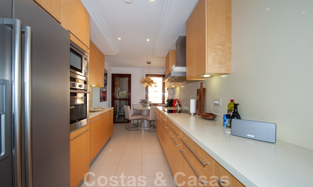 Los Granados del Mar: Exclusivos apartamentos y áticos en primera línea de playa, en venta, en la Nueva Milla de Oro entre Marbella y Estepona 40070