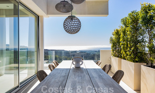 Listos para entrar a vivir, modernos - Apartamentos de lujo andaluces en venta con vistas al mar en Benahavis - Marbella 40247 