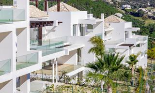 Listos para entrar a vivir, modernos - Apartamentos de lujo andaluces en venta con vistas al mar en Benahavis - Marbella 40249 