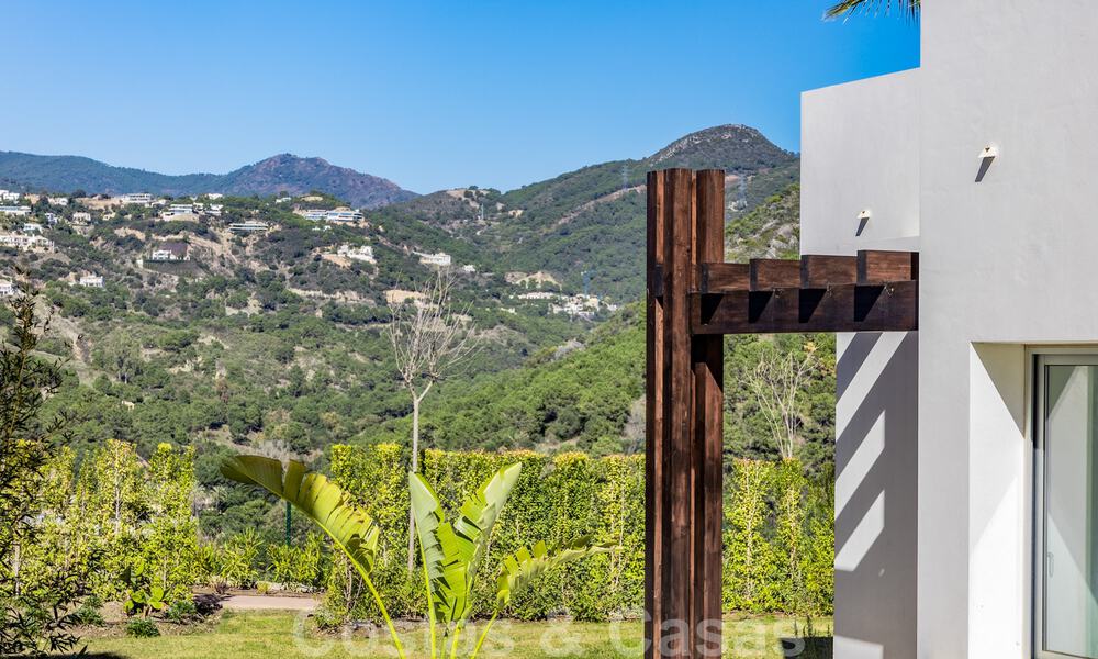 Listos para entrar a vivir, modernos - Apartamentos de lujo andaluces en venta con vistas al mar en Benahavis - Marbella 40250