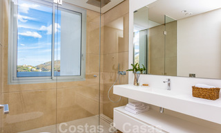 Listos para entrar a vivir, modernos - Apartamentos de lujo andaluces en venta con vistas al mar en Benahavis - Marbella 40283 